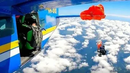 لحظه دلهره‌آور گیرافتادن یک چترباز به دم هواپیما