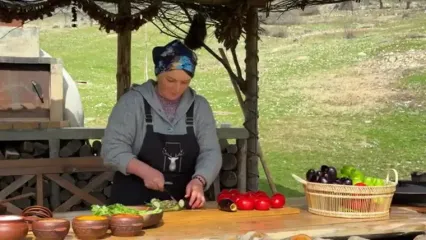 غذای روستایی در آذربایجان؛ پخت دلمه با بادمجان، گوجه و فلفل دلمه ای در روستا
