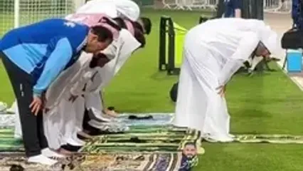 ببینید؛ اکرم عفیف امام جماعت شد