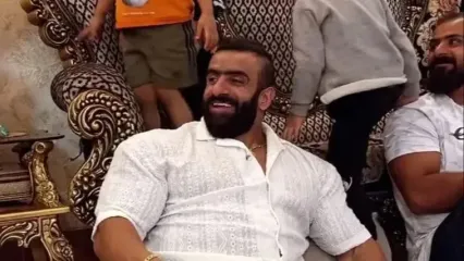 نگاهی به فرش ماشینی زیرپای هادی چوپان، قهرمان مسترالمپیا با چیدمان ساده و بدون تجملات/ انگار نه انگار ایشون یه زمانی کنار آرنولد بوده