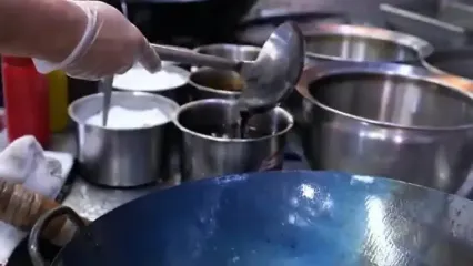 غذای خیابانی در آمریکا؛ پخت یک غذای خاص با برنج، میگو، مرغ و بادام هندی در نیویورک