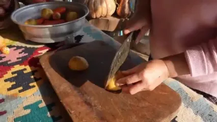 غذای روستایی در ایران؛ تهیه مرغ تنوری و پخت نان در روستایی کوهستانی