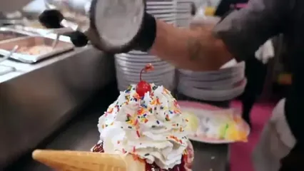 غذای خیابانی در آمریکا؛ هات داگ با پنیر و سس چیلی و برگر در نیویورک