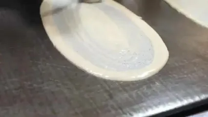 غذای خیابانی در تایلند؛ تهیه پنکیک تخم مرغ و پنیر در بانکوک