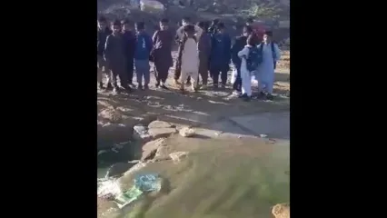 عبور دانش آموزان چابهار از آب فاضلاب برای رسیدن به مدرسه / زیرساخت‌های نامناسب، مسیر مدرسه کودکان چابهار را به خطر تبدیل کرد