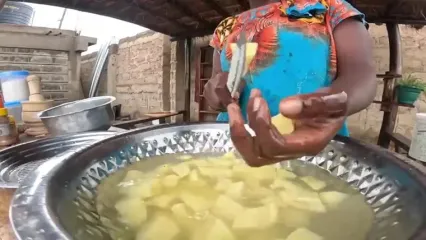 غذای روستایی در کنیا؛ پخت یک غذا سنتی با گوشت کبوتر و سبزیجات