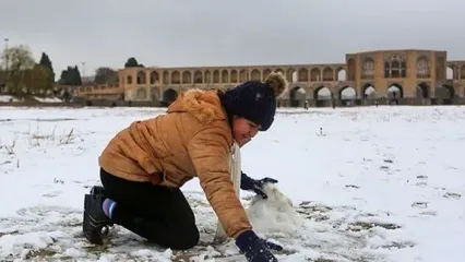 تصاویری از خوشحالی و برف بازی مردم در زاینده‌رود اصفهان