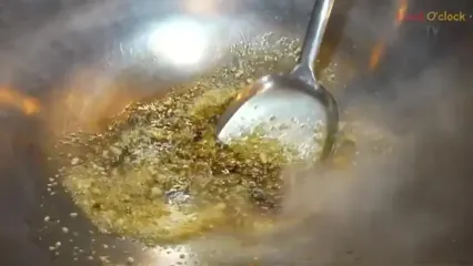 غذای روستایی در سنگاپور؛ پخت یک غذای عجیب با زبان گاو و مورچه قرمز