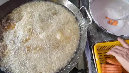 غذای خیابانی در مالزی؛ تهیه یک غذای خاص با تارو و موز در پنانگ