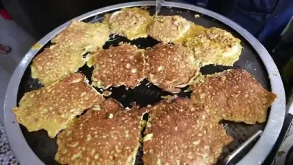 غذای خیابانی در مالزی؛ مهارت آشپز خیابانی در تهیه پنکیک با تخم مرغ در پنانگ