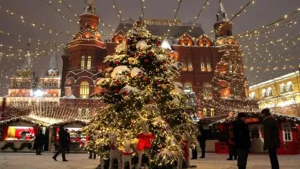 فیلم لحظه سوختن درخت اصلی کریسمس در گرجستان در لحظه روشن شدن چراغ‌ها