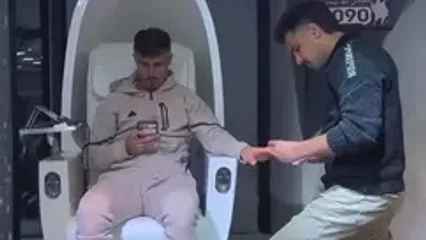 علی علیپور در یک سالن زیبایی