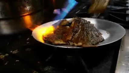 غذای خیابانی در آمریکا؛ ماهی کبابی در سس کاری و لیمو در نیویورک