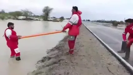 اعزام پیاده سه امدادگر به روستاهای محاصره‌شده در پی سیلاب