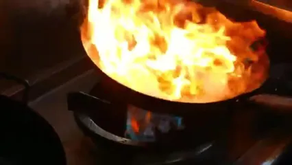 غذای خیابانی در مالزی؛ پخت دو نوع غذا با سفره ماهی در کوالالامپور