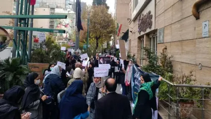 تجمع اعتراضی اولیا و دانش‌آموزان مقابل دبیرخانه شورای عالی انقلاب فرهنگی؛ مطالبه برای «مثبت شدن تأثیر پایه یازدهم» در کنکور