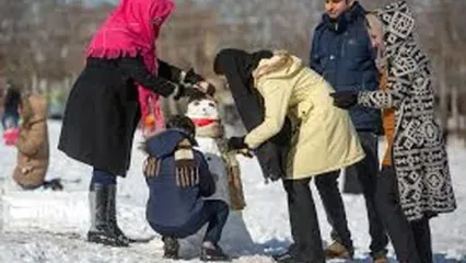 ویدئو دیدنی از برف‌بازی یک پاکبان با رهگذران در اصفهان