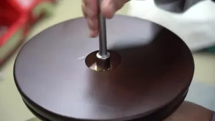 فرآیند تولید انبوه کره های جغرافیایی در کارگاهی در ژاپن