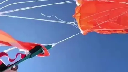 لحظه گیر کردن چتر اضطراری چترباز استرالیایی به دُم هواپیما