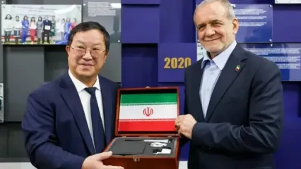 پزشکیان با لباس پزشکی خاص دکترای افتخاری دانشگاه نظربایف را دریافت کرد + عکس و فیلم