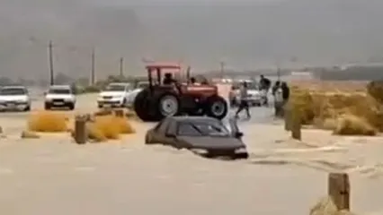نجات راننده پژو در سیلاب فارس