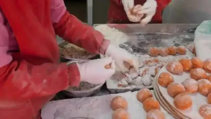 غذای خیابانی در چین؛ پخت «دونات خرمالو» در شی آن