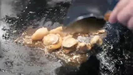 غذای خیابانی در تایوان؛ پخت یک غذای محبوب با صدف و تکه های ماهی در تایپه