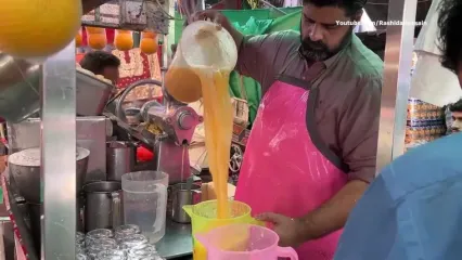 غذای خیابانی در پاکستان؛ تهیه آب پرتقال و آب لیمو شیرین در کراچی