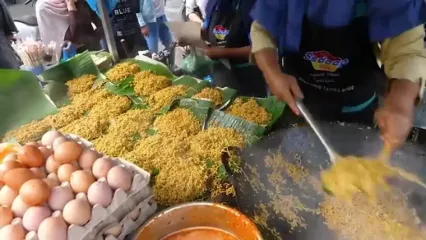 غذای خیابانی در اندونزی؛ نودل سرخ شده با نیمرو در جاکارتا