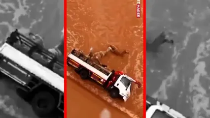 فیلم واژگونی کامیون حامل شتر در سیل عربستان