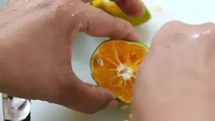 غذای خیابانی در تایلند؛ تهیه سالاد با دراگون فروت، رامبوتان و تخم بلدرچین در بانکوک