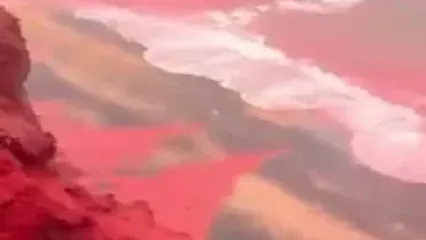 جوی سرخ در ساحل هرمز؛ تصاویر عجیب از پدیده بحث‌برانگیز