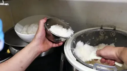 غذای خیابانی در آمریکا؛ پخت یک غذای محبوب با زبان گاو، برنج و تخم مرغ در نیویورک