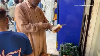 غذای خیابانی در پاکستان؛ تهیه شامی برگر با تخم مرغ در کراچی