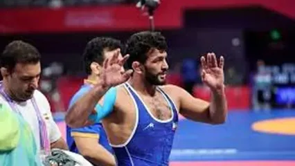 هجوم جیمی جامپ به سمت حسن یزدانی