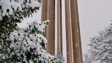 تصاویر زیبایی از بارش برف در آرامگاه بوعلی‌سینا در همدان