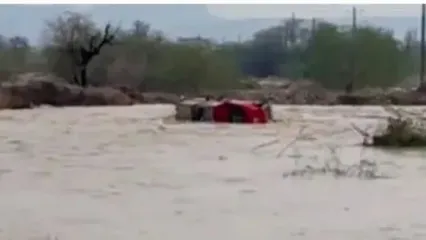 فیلم بلعیده شدن یک خودرو با راننده اش در سیل پارسیان هرمزگان