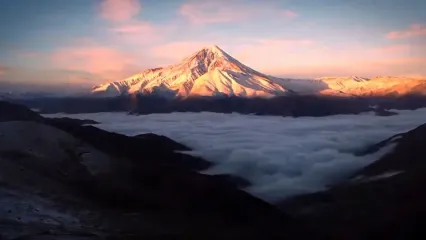 فیلم نمای شگفت انگیز طلوع آفتاب قله دماوند بعد از برف پاییزی