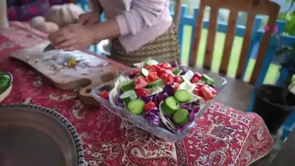 غذای روستایی در ایران؛ کباب کردن ران گاو در تنور همراه با پخت نان و سیب زمینی