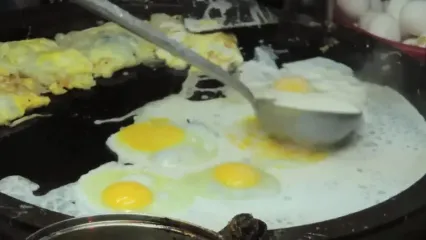 غذای خیابانی در تایوان؛ املت صدف دریایی و میگو در تایپه