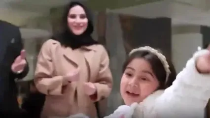 رقص لیلا فروهر در سلطان قلب ها تکرار شد این بار در فیلم مفت بر +سکانس فوق جذاب از رقص دخترکوچولوی سینما با ترانه توی دنیا هرکسی به شکلی نونی درمیاره"/ سحر دولت‌شاهی چه کیفی میکنه!