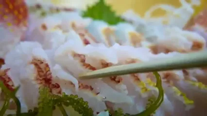 غذای خیابانی در ژاپن؛ تهیه دو نوع غذا با راس ماهی طلایی خال دار در اوکیناوا