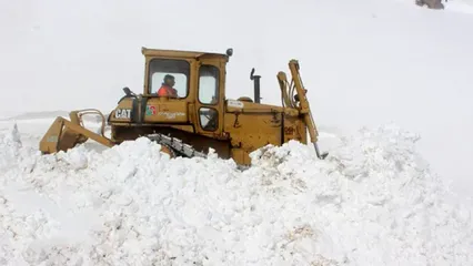 بارش ۱.۵ متری برف این جاده کشور را به تونل سفید تبدیل کرد