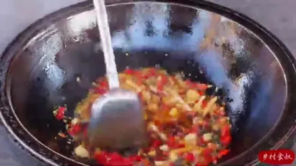 غذای روستایی در چین؛ پخت یک غذای سنتی با دو ماهی سرماری