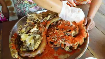 غذای روستایی در سنگاپور؛ کباب کردن دم گاو روی آتش