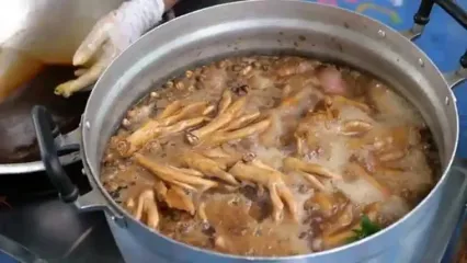 غذای خیابانی در تایلند؛ تهیه خوراک با پای اردک، سبزیجات و تخم اردک در بانکوک