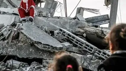 بابا نوئل در میان خرابه‌های غزه