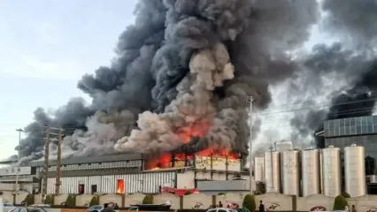 اولین فیلم‌ها و عکس ها از آتش‌سوزی گسترده در کارخانه کاله