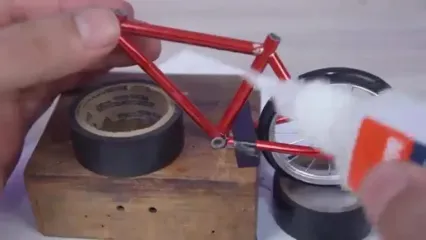 مراحل درست کردن یک مدل دوچرخه مینیاتوری با قوطی نوشابه در ایرلند