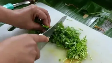 غذای خیابانی در تایلند؛ پخت سوپ مرغ و نارگیل در بانکوک